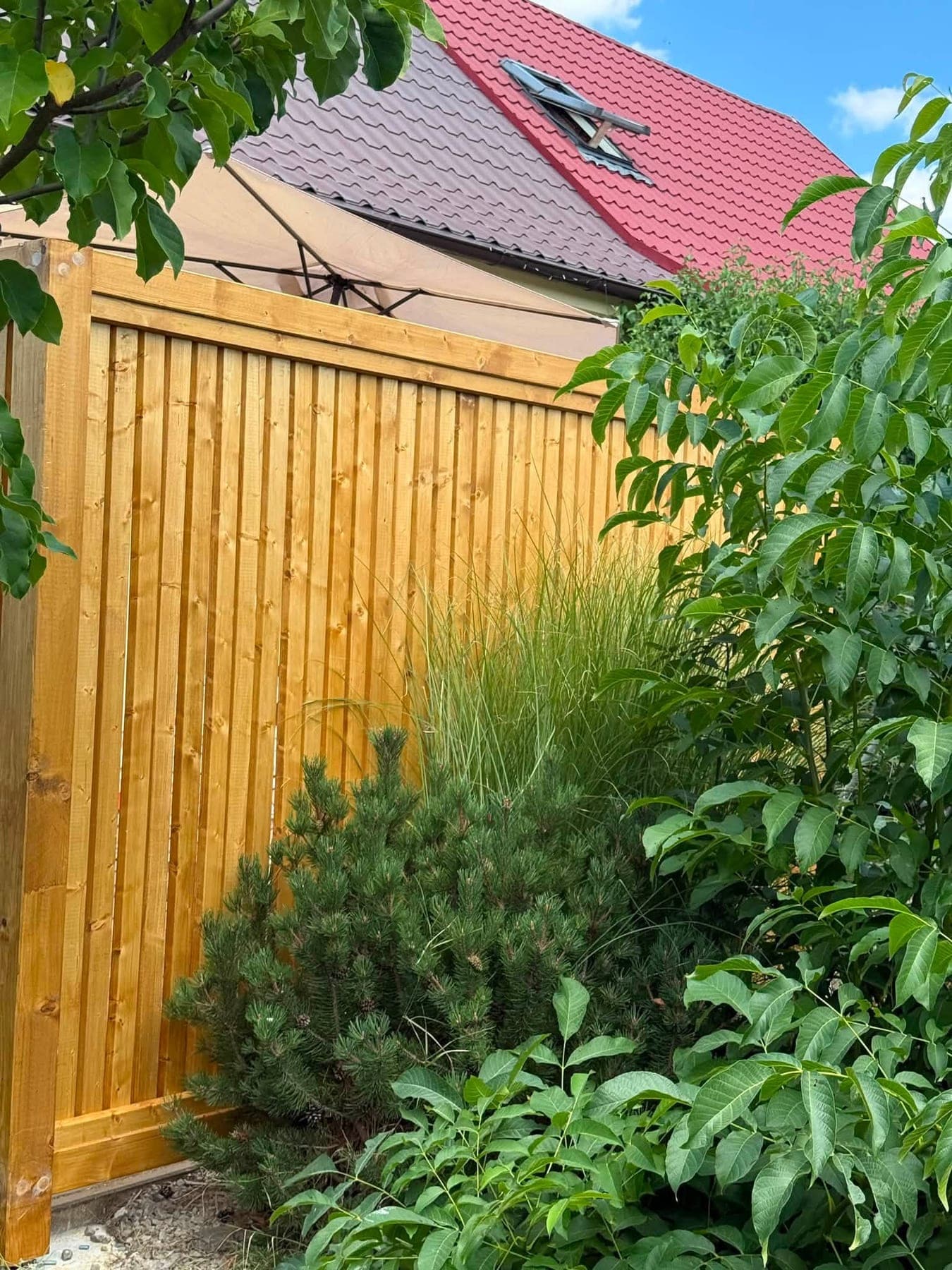 Drevený plot z hobľovaných dosiek